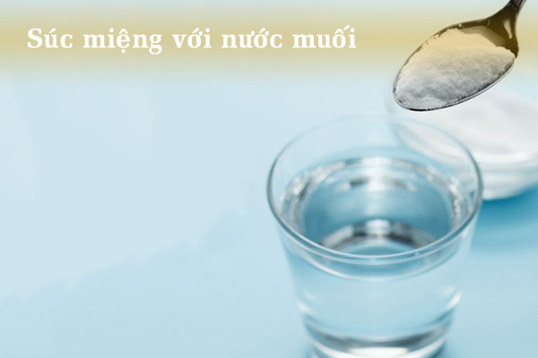 Súc miệng với nước muối chữa đau họng